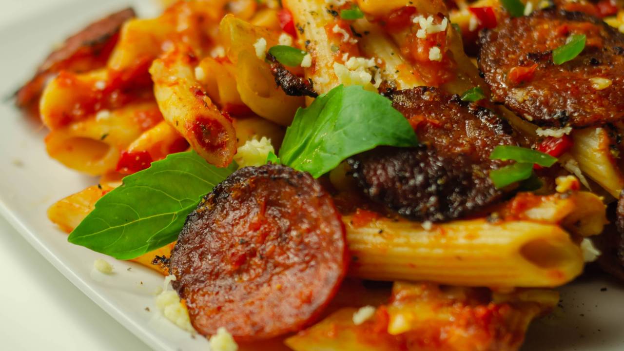 Macarrão cremoso com calabresa feito em uma panela só que conquista pelo sabor e pela praticidade