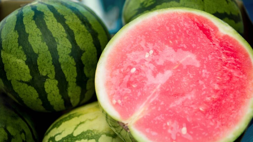 Essa fruta que hidrata o corpo está sendo consumida por pessoas acima de 40 anos para cuidar da pele