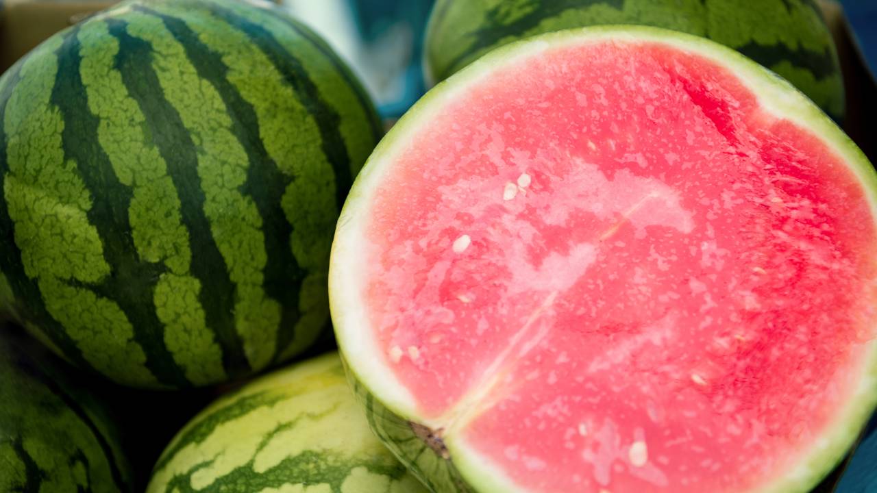 Benefícios da melancia vão além da hidratação, consumo regular pode ajudar na saúde do coração