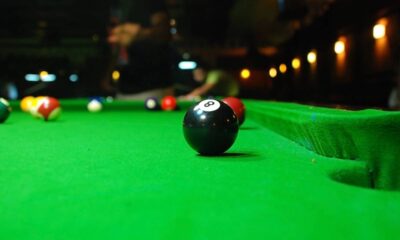 Experimento usa matemática da elipse para criar essa mesa de sinuca impossível de errar