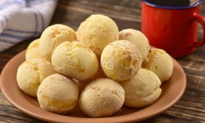 Pão de queijo mineiro tradicional crocante por fora e macio por dentro como nas receitas de Minas