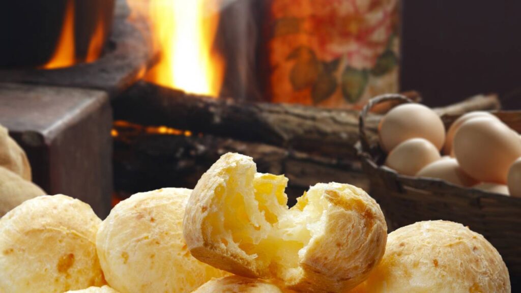 Pão de queijo mineiro tradicional crocante por fora e macio por dentro como nas receitas de Minas