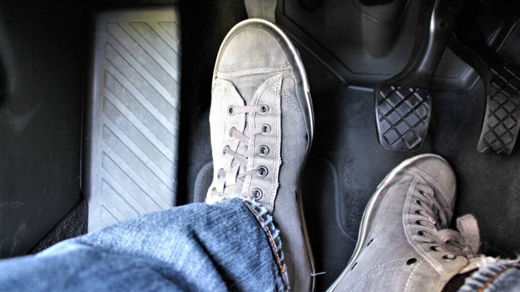 Embreagem pesada e com ruído pode ser causada por falta de lubrificação