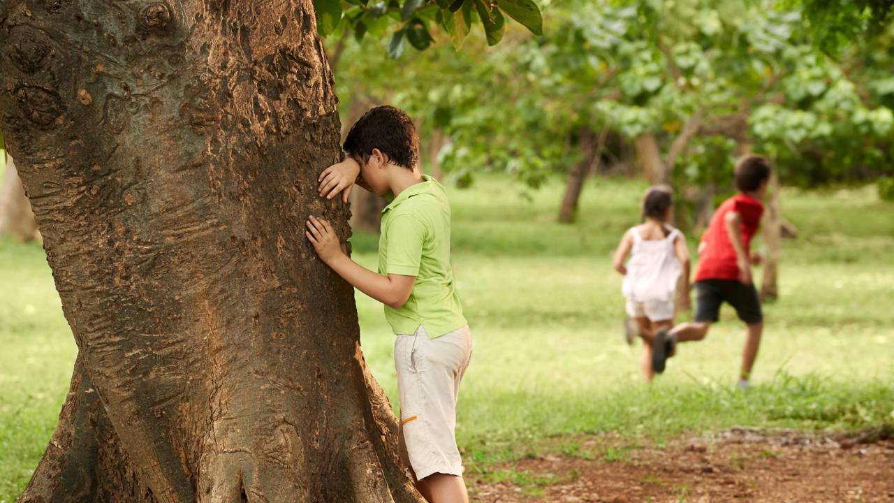 As brincadeiras de rua antigas que reuniam crianças no bairro e hoje estão desaparecendo