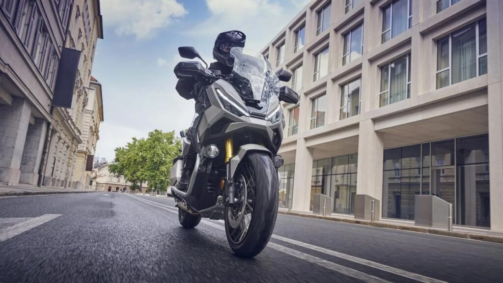 Honda X-ADV 2026 chega com tecnologia, estilo aventureiro