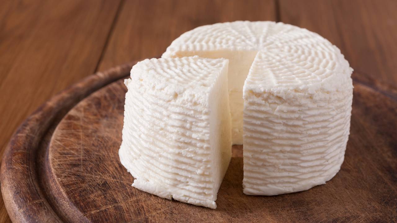 Como fazer queijo fresco caseiro de forma fácil e econômica usando poucos ingredientes