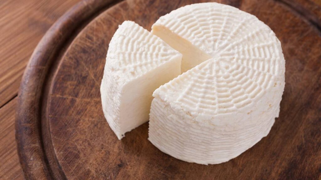 Como fazer queijo fresco caseiro de forma fácil e econômica usando poucos ingredientes
