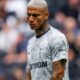 Gigante brasileiro observa Richarlison enquanto Tottenham vive risco de rebaixamento