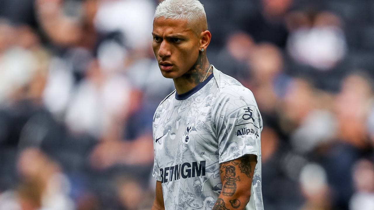 Gigante brasileiro observa Richarlison enquanto Tottenham vive risco de rebaixamento