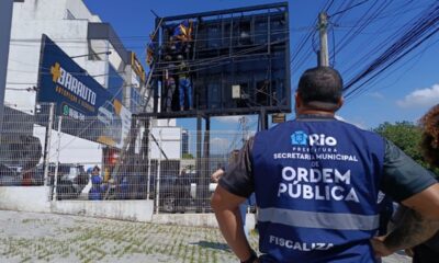 SEOP remove painéis de LED irregulares da Avenida das Américas no Rio