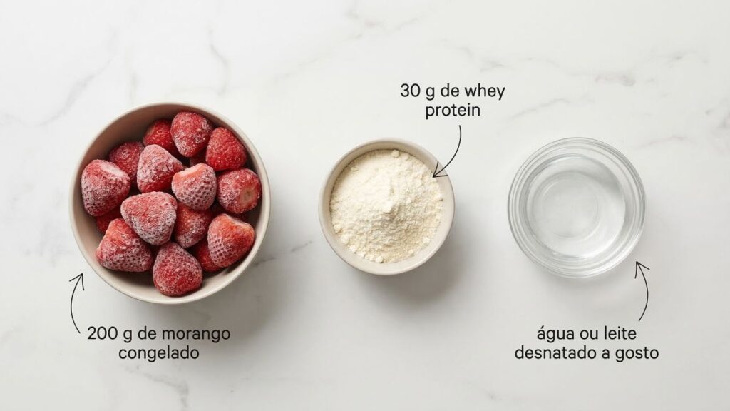 Misture 3 ingredientes e faça um sorvete proteico de morango com 25 g de proteína, perfeito para pós-treino