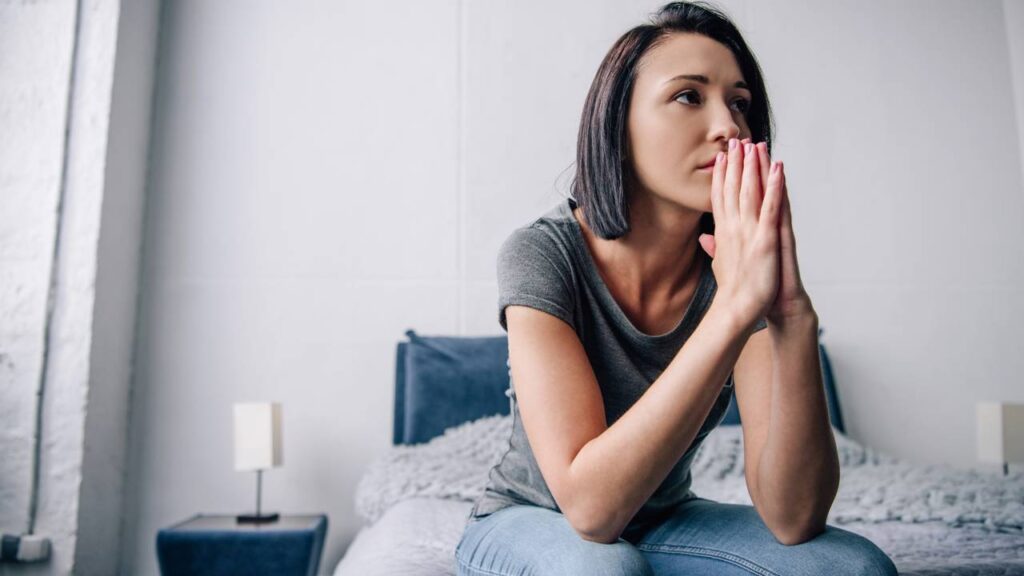 O que significa falar sozinho segundo a psicologia e por que isso é mais comum do que parece