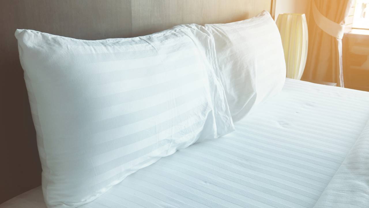 Hábito comum de colocar travesseiro no sol pode espalhar partículas alergênicas