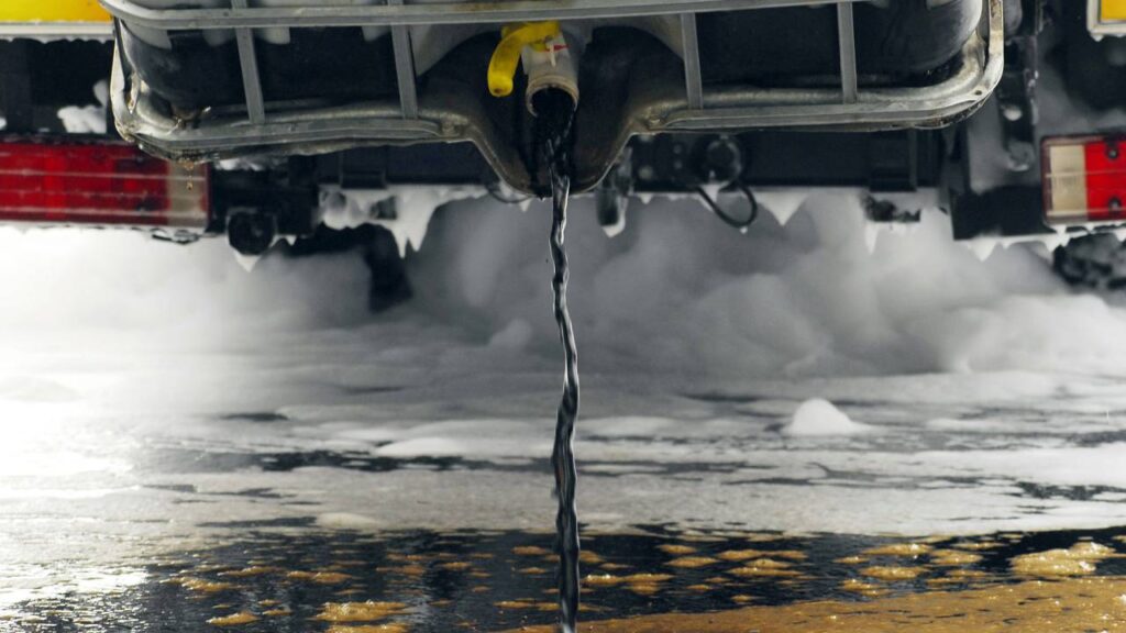 Vazamento de óleo no motor pode indicar falhas internas: aprenda a resolver de forma simples e econômica