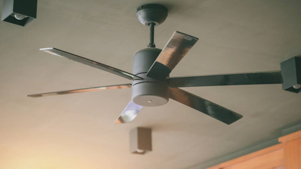 Vantagens do ventilador de teto com controle remoto que podem facilitar muito o dia a dia