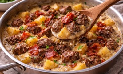Prato com carne e bacon ao molho de batata que fica cremoso e irresistível