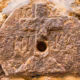 Arqueólogos estavam escavando no centro de uma cidade e encontraram um mosteiro cristão de 600 anos