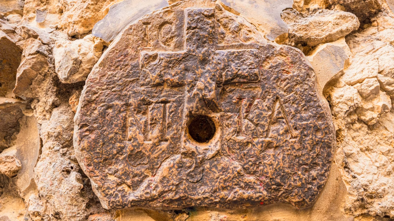 Arqueólogos estavam escavando no centro de uma cidade e encontraram um mosteiro cristão de 600 anos