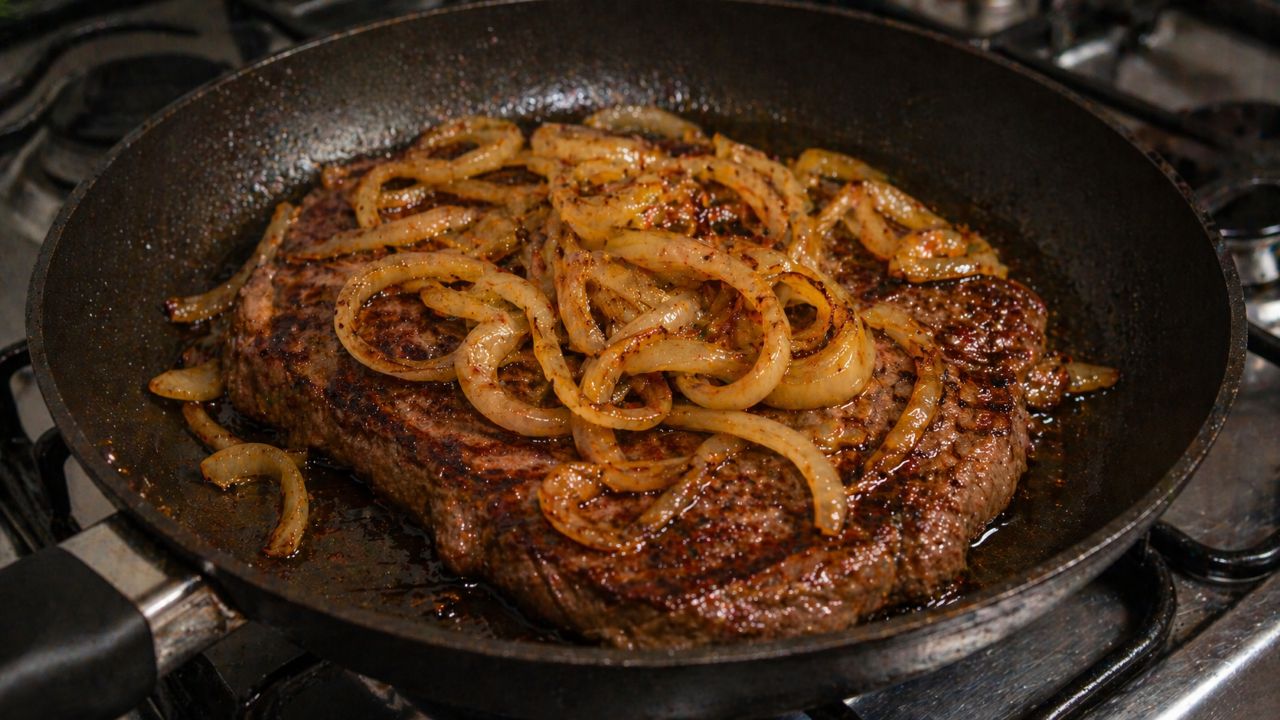 Como fazer o melhor bife acebolado com sabor marcante e suculência no ponto certo