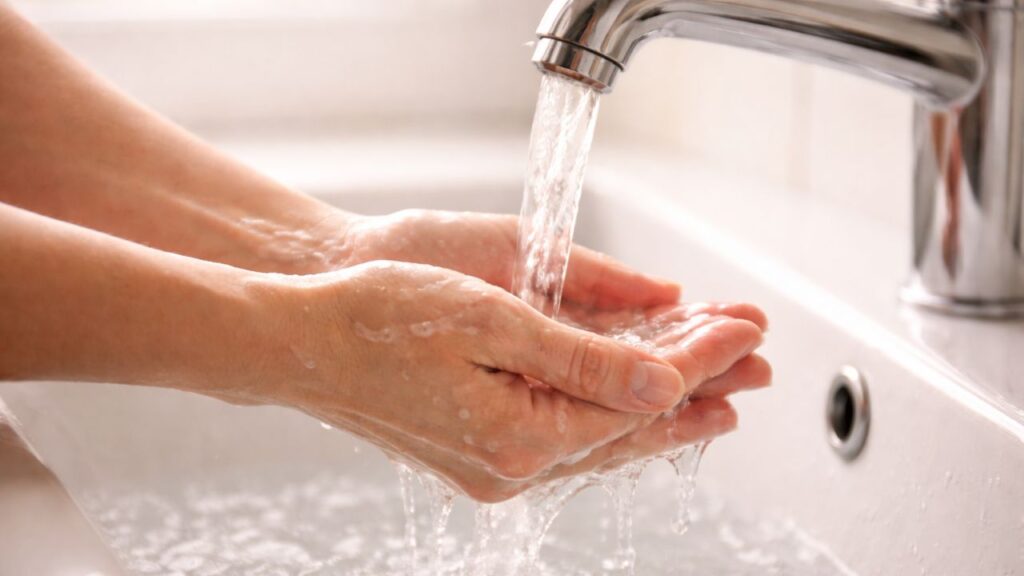 Pratique este ritual simples que limpa sua aura de todas as cargas pesadas e traz uma sensação imediata de leveza