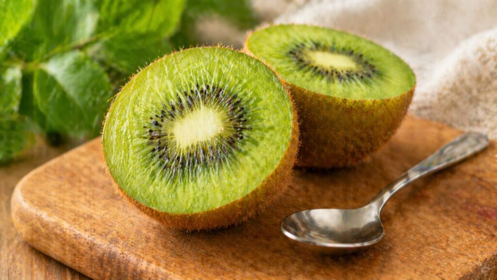 Pra que serve comer kiwi todos os dias e o que pode mudar no seu corpo com esse hábito simples