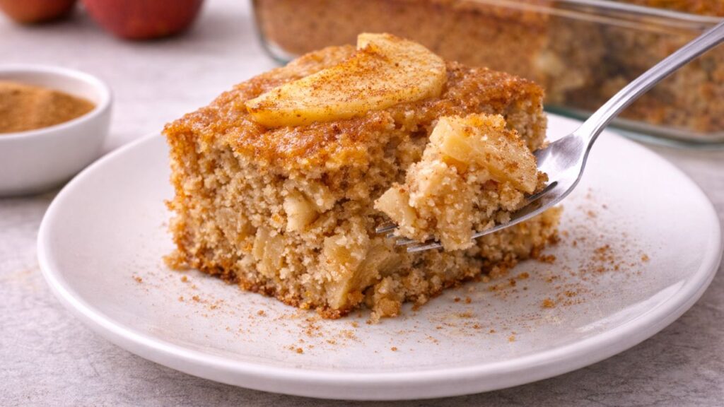 Receita de bolo de maçã sem farinha, açúcar ou gordura com preparo simples e resultado surpreendente