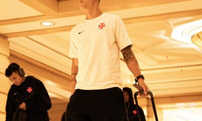 Puma Rodríguez em chegada do Vasco à Argentina — Foto: Matheus Lima / Vasco da Gama