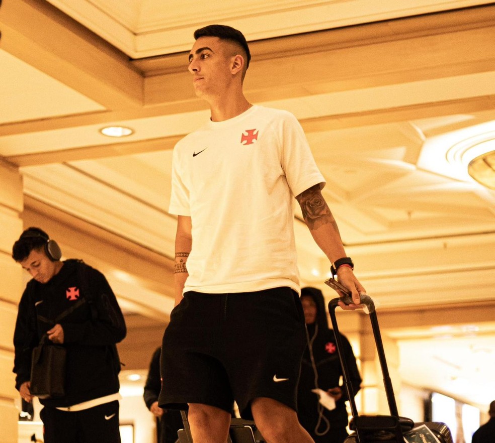 Puma Rodríguez em chegada do Vasco à Argentina — Foto: Matheus Lima / Vasco da Gama