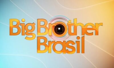 Logo Big Brother Brasil com letras laranjas e câmera no 'O', sobre fundo azul e laranja.