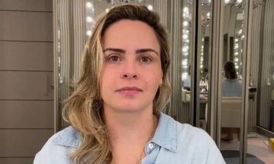 Ana Paula Renault com cabelos loiros e camisa jeans clara, olhando para a câmera.