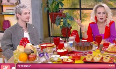 Juliano Floss e Ana Maria Braga conversam em uma mesa de café da manhã.