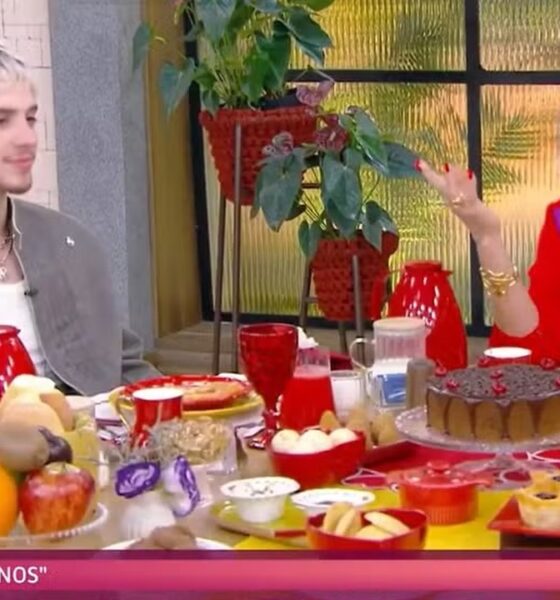 Juliano Floss e Ana Maria Braga conversam em uma mesa de café da manhã.