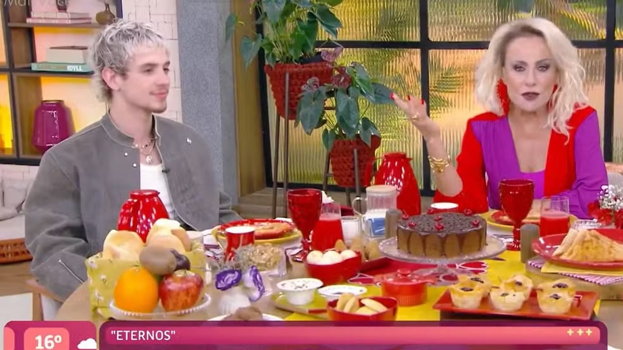 Juliano Floss e Ana Maria Braga conversam em uma mesa de café da manhã.