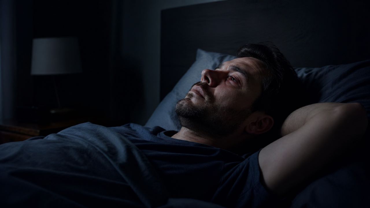 Cansado de noites em claro? Esta fruta para dormir melhor pode ajudar a regular o sono naturalmente