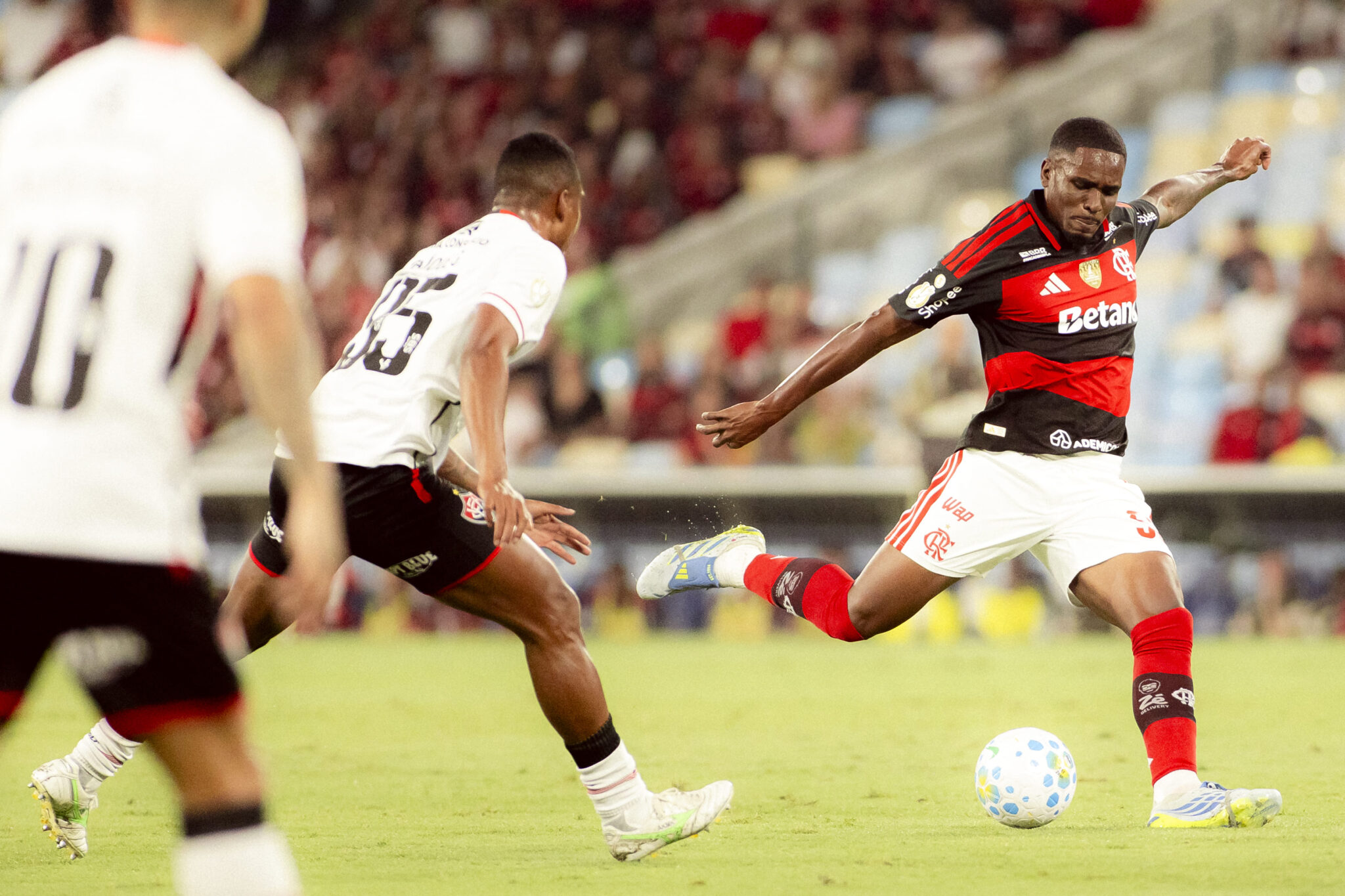 Flamengo vence o Vitória no Maracanã e larga com a vantagem na Copa do ...