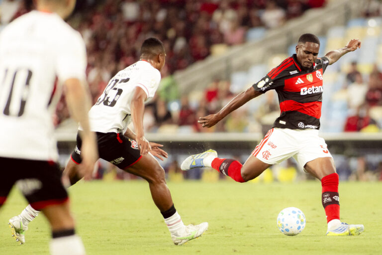 Flamengo vence o Vitória no Maracanã e larga com a vantagem na Copa do ...