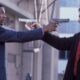 Jackie Chan e Martin Lawrence apontam armas um para o outro em confronto.