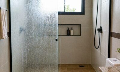 Como limpar o box do banheiro de forma simples e deixar o vidro transparente sem esforço