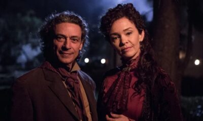 Alinne Moraes e Rafael Cardoso em trajes de época, protagonistas da novela Além do Tempo.