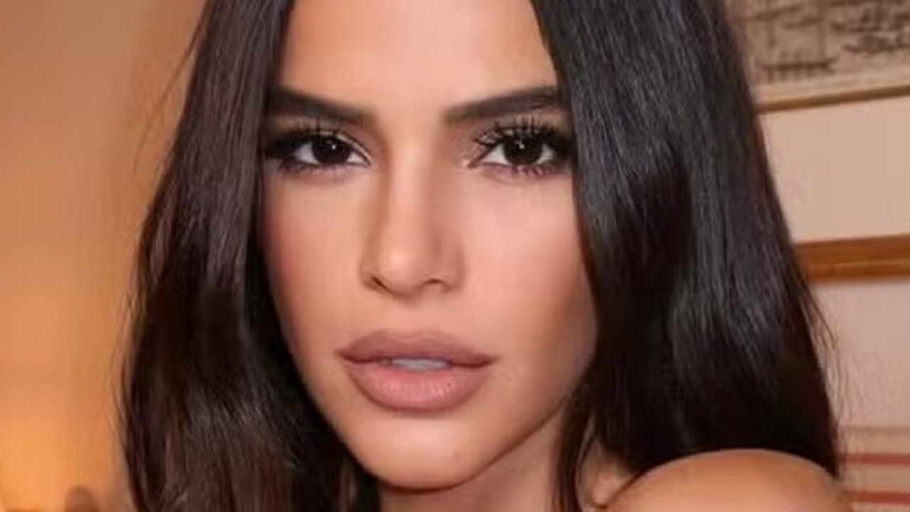 Rosto de Bruna Marquezine em close-up, com longos cabelos escuros e maquiagem destacada.