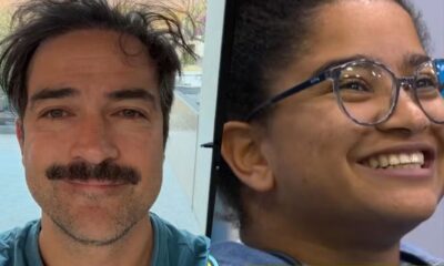 Close-up em tela dividida de homem com bigode e mulher de óculos sorrindo.