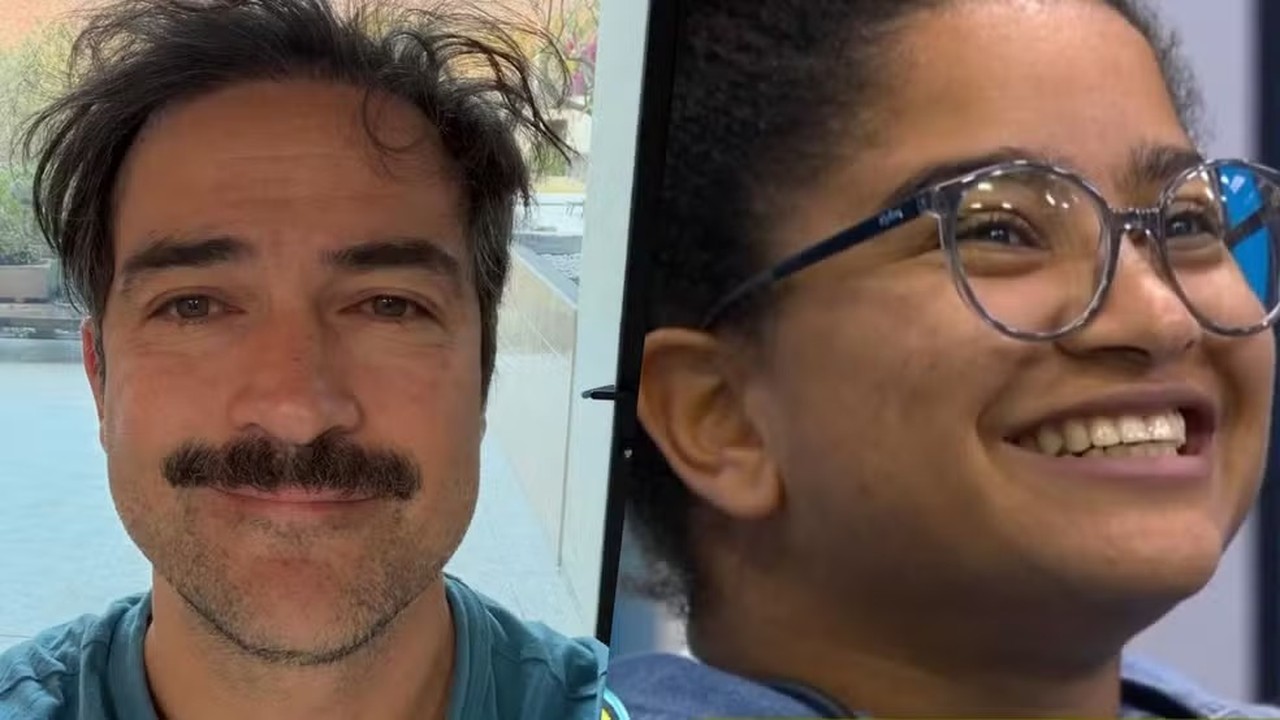 Close-up em tela dividida de homem com bigode e mulher de óculos sorrindo.