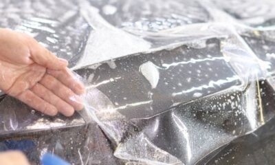 Aplicar verniz em pintura queimada melhora o brilho e muda o visual do carro