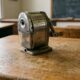 Objetos da escola como o apontador de metal ficaram na memória de muita gente