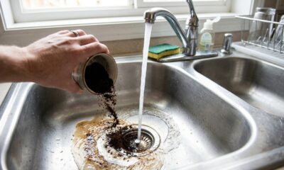 Jogar borra de café usada na pia da cozinha: para que serve e por que é uma boa ideia