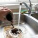 Jogar borra de café usada na pia da cozinha: para que serve e por que é uma boa ideia