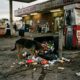 Cachorrinho comendo lixo em posto de gasolina ganha nova chance de vida