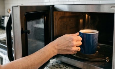 Aquecer água ou leite no micro-ondas parece prático, mas pode trazer riscos que muita gente ignora