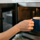 Aquecer água ou leite no micro-ondas parece prático, mas pode trazer riscos que muita gente ignora