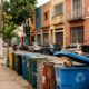 Câmeras de segurança flagram animal de estimação preso em reciclagem